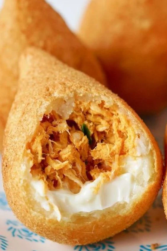 Coxinha crocante com recheio cremoso