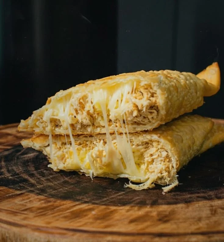 Pastel recheado com queijo derretido